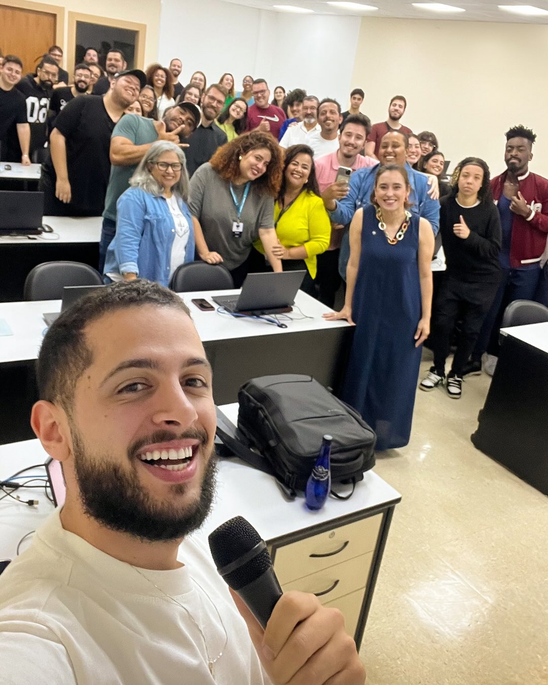 Matheus com microfone e uma turma em sala de aula
